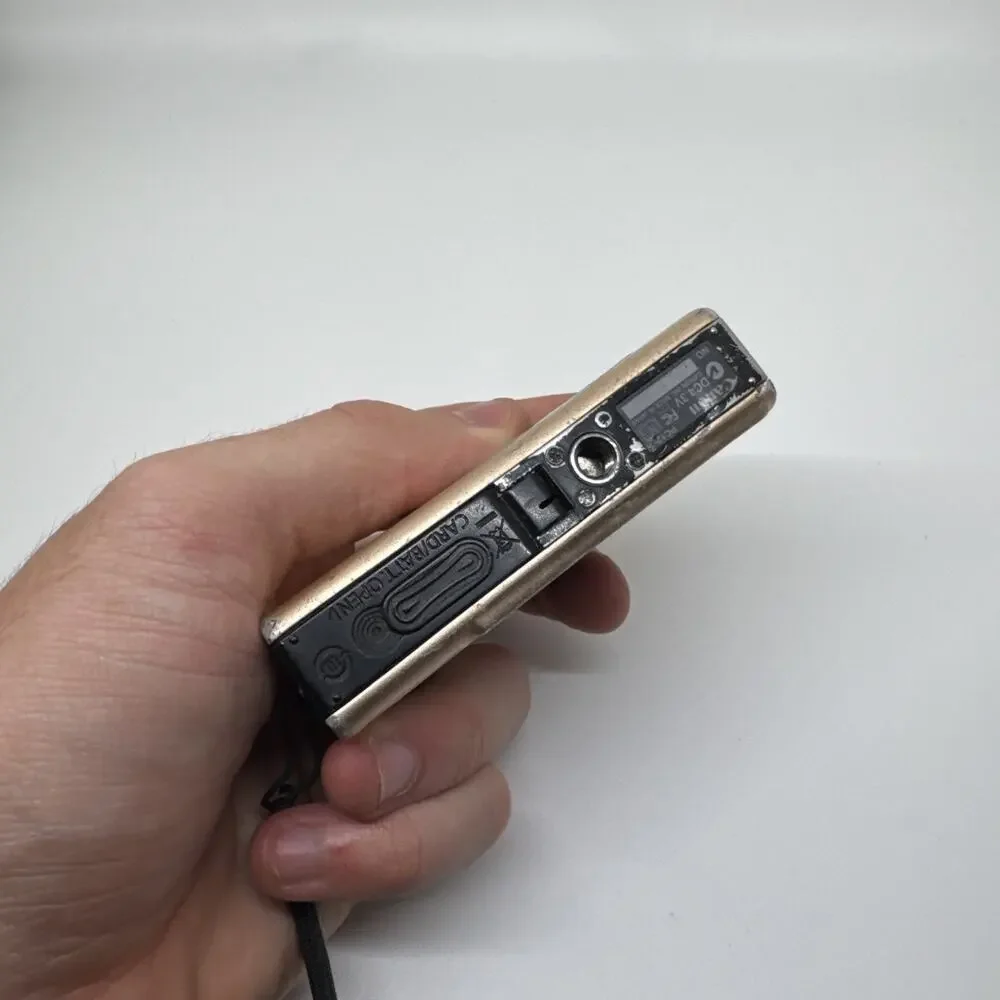 Canon PowerShot SD1100 IS 8.0MP Digital Point-And-Shoot Camera Screen Defect